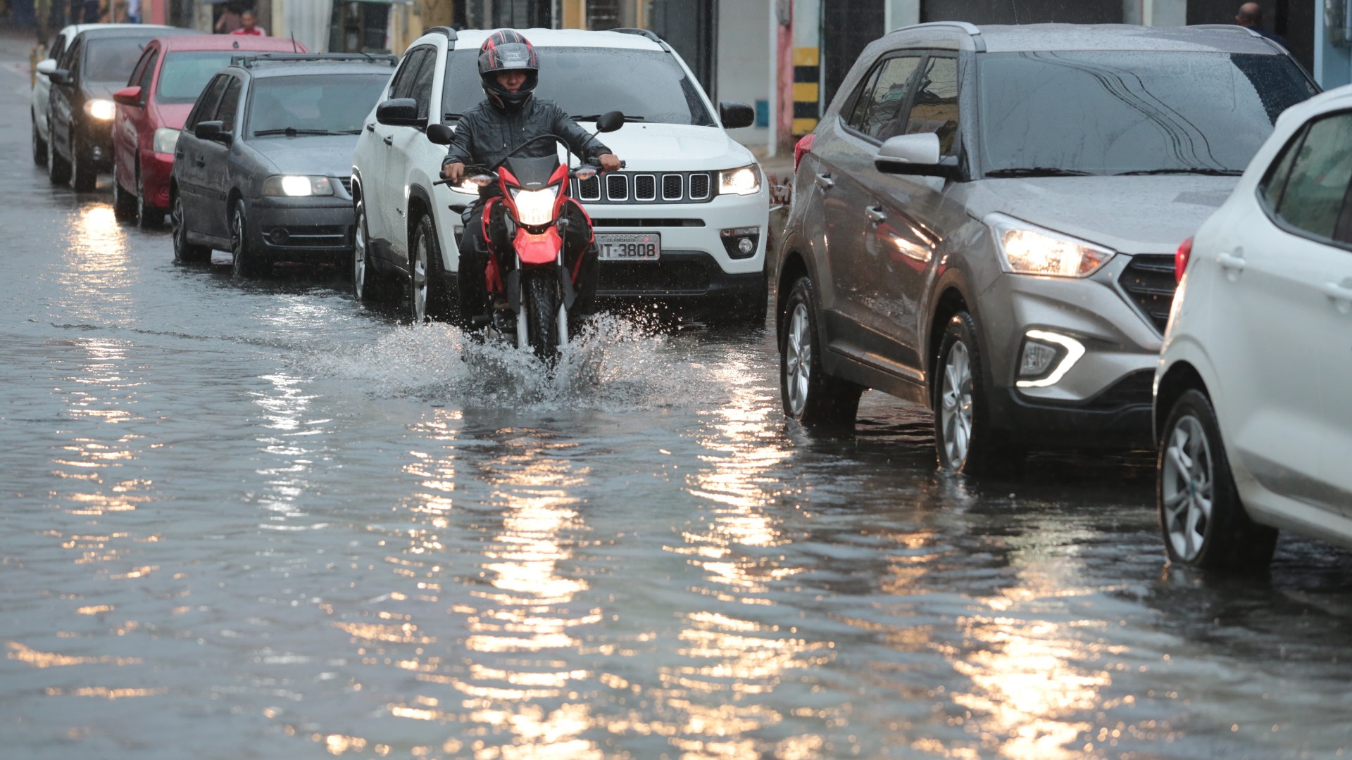 BR-222 vira rio: Transbordamento do Maranguapinho isola Caucaia e Fortaleza