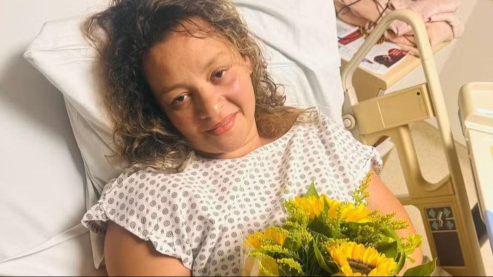 Cabeleireira Descobre Compressa Esquecida na Barriga Após 5 Anos de Dores!
