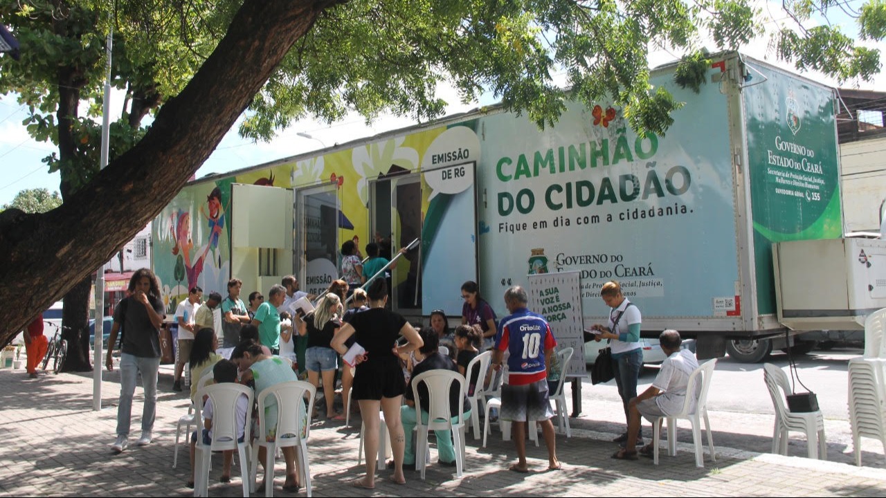 Caminhão do Cidadão leva serviços essenciais a bairros de Fortaleza e cidades do Ceará