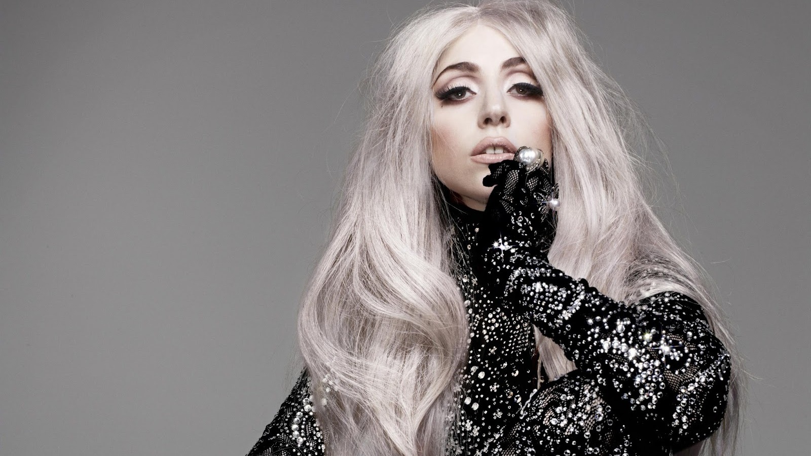 Copacabana se prepara para show gratuito de Lady Gaga