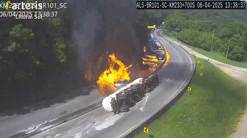 Morro dos Cavalos em Chamas: BR-101 Afronta Motoristas com Longas Filas Após Explosão