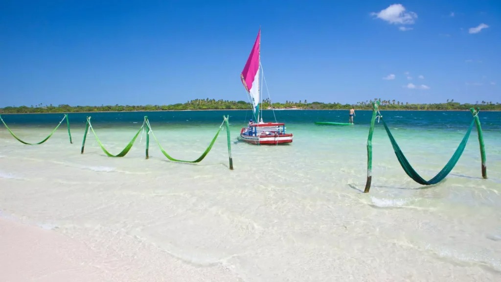 Ceará: Praias paradisíacas e tradições religiosas atraem turistas na Semana Santa, com atenção à balneabilidade