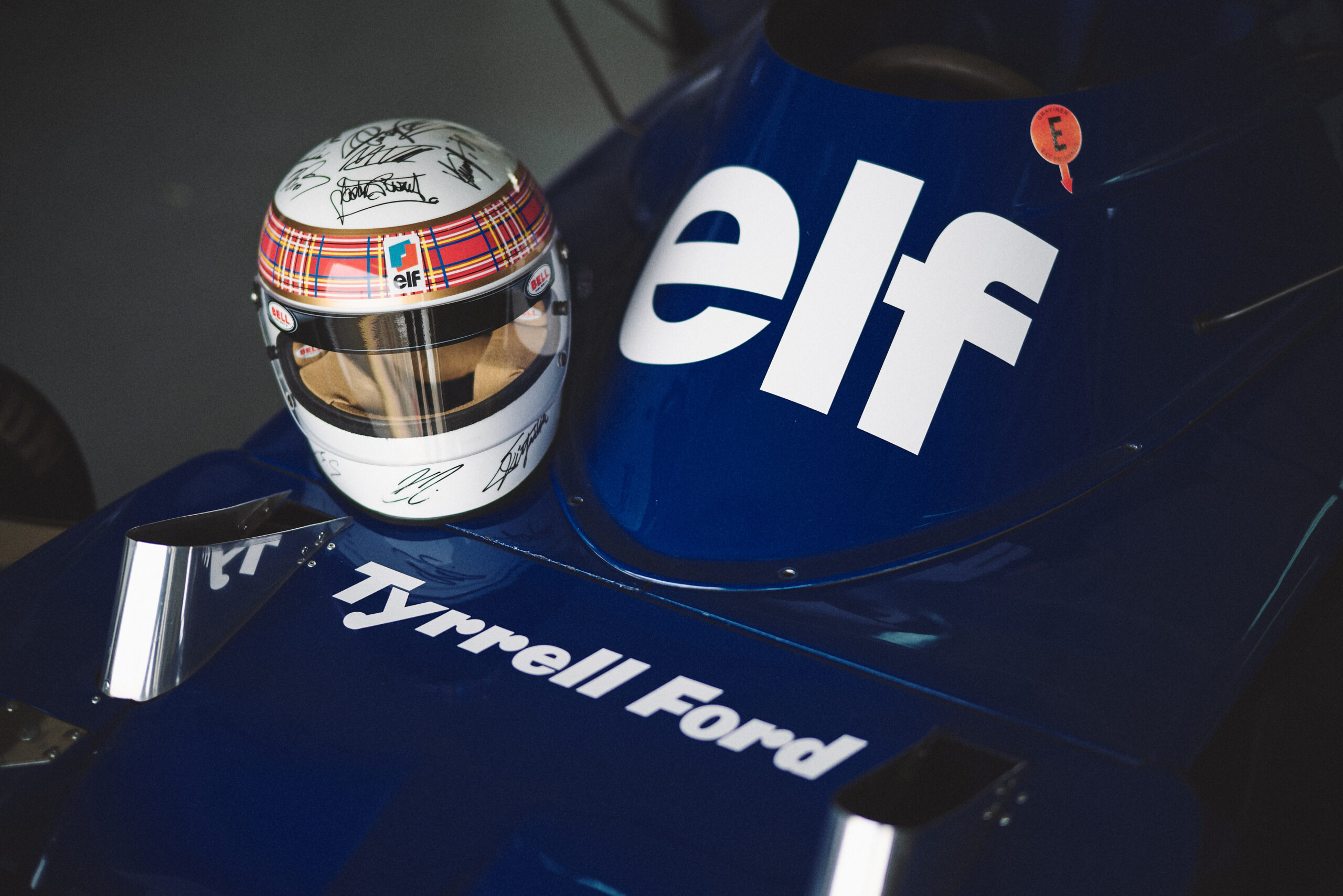 Capacete Assinado por Lendas da F1, Incluindo Schumacher, Leiloado por Causa Nobre