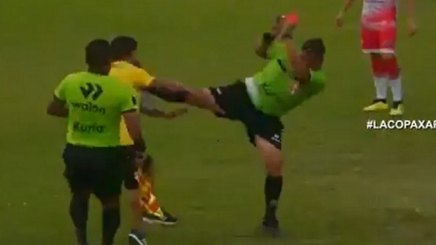 Juiz &quot;Kung Fu&quot; na Copa Peru? Árbitro Quase Nocauteia Membro de Comissão Técnica em Cena Bizarra