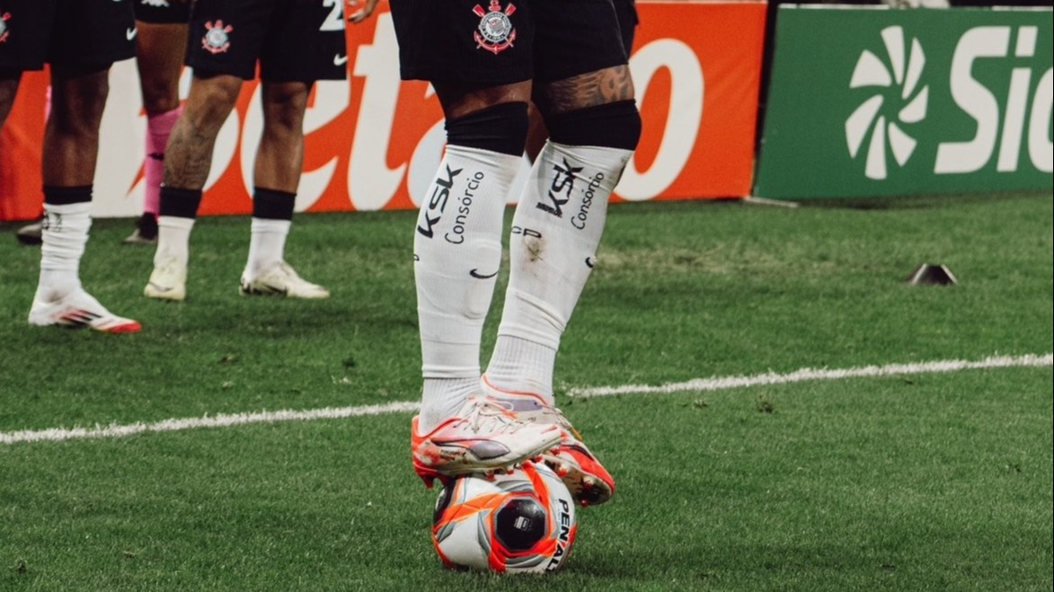 &quot;O Subir na Bola&quot;: CBF Tenta Proibir o Malabarismo com a Bola e Inflama Rebelião de Craques!