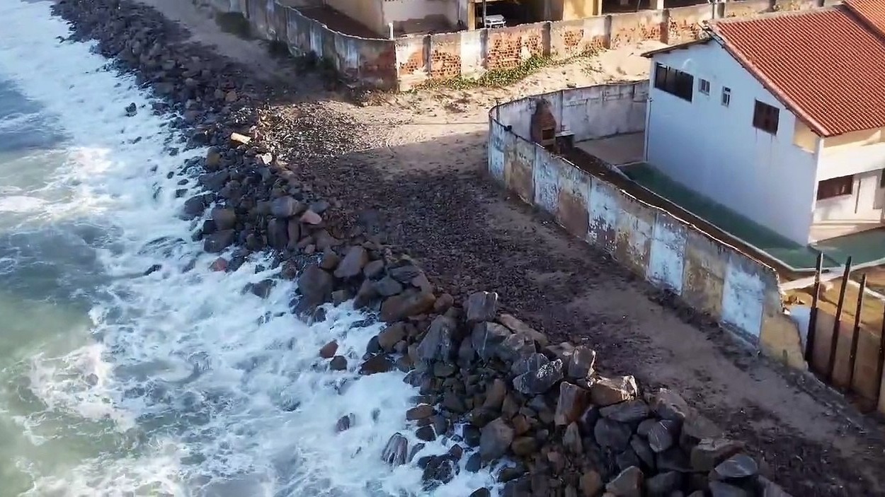 Mar Engole Trecho da Litorânea no Icaraí, em Caucaia: Calçadão Destruído e Comerciantes em Alerta