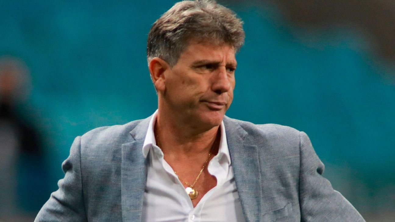 Renato Gaúcho critica gramado sintético: "Risco para atletas e futebol"