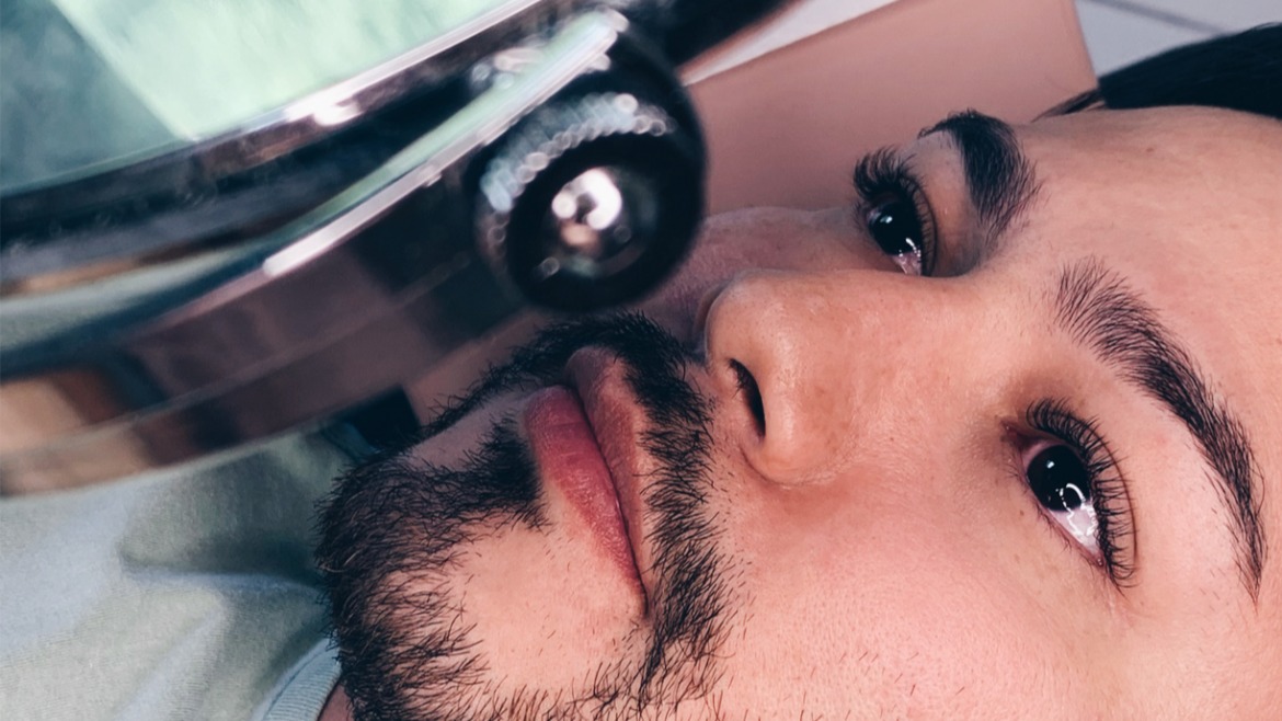 Homens estão cortando cílios em busca de &quot;masculinidade&quot; e especialistas alertam para riscos