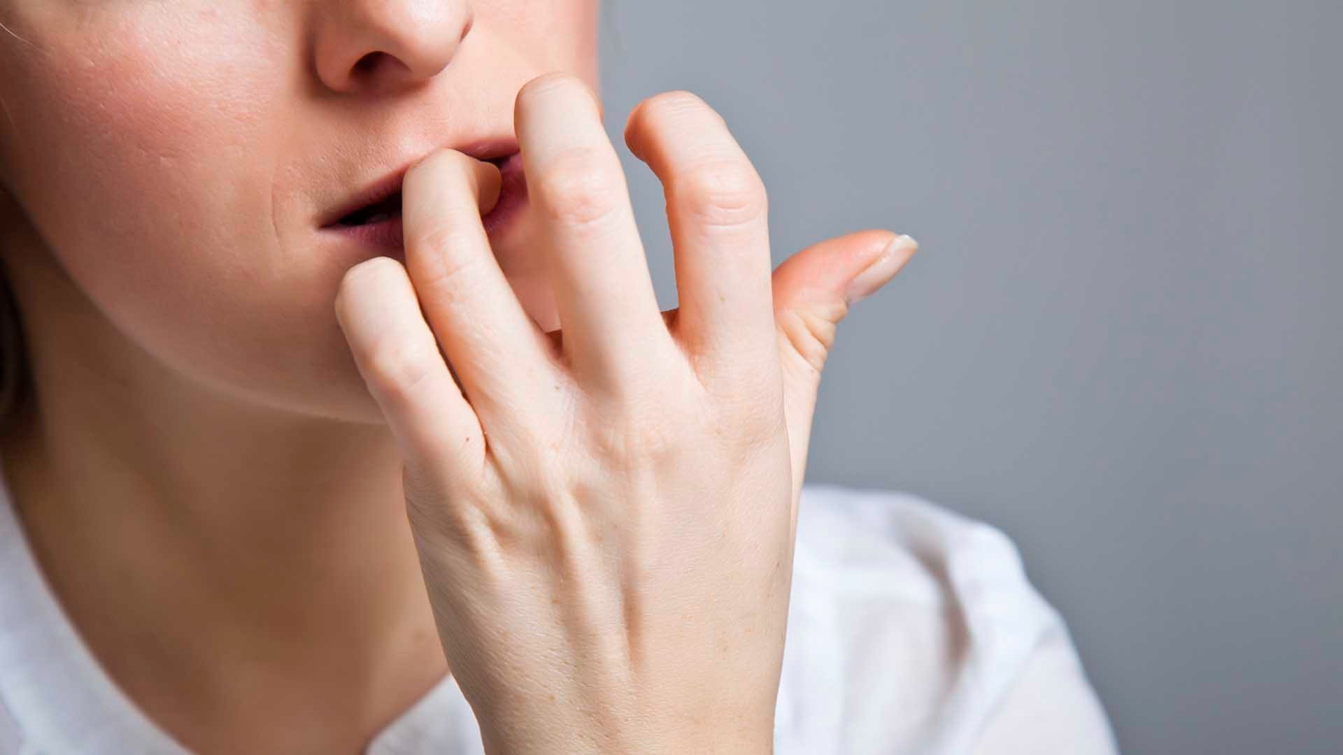 Roer Unhas: Hábito Inocente que Esconde Riscos de Infecção Grave e, Alerta, até AVC!