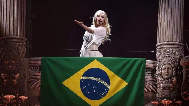 Lady Gaga em show carregado de simbolismo e pressão emocional