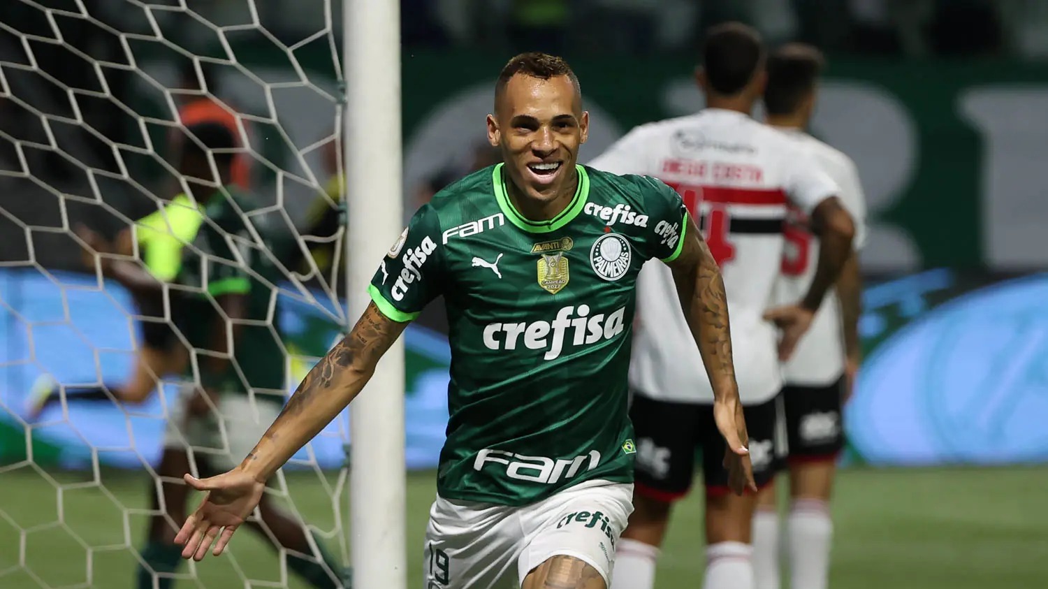 Vitor Roque decide clássico nos acréscimos e Palmeiras assume liderança