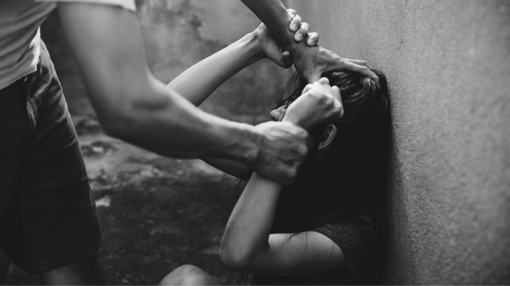 Mulher é Espancada Covardemente na Rua, e Criança Assiste a Terror em Maracanaú!