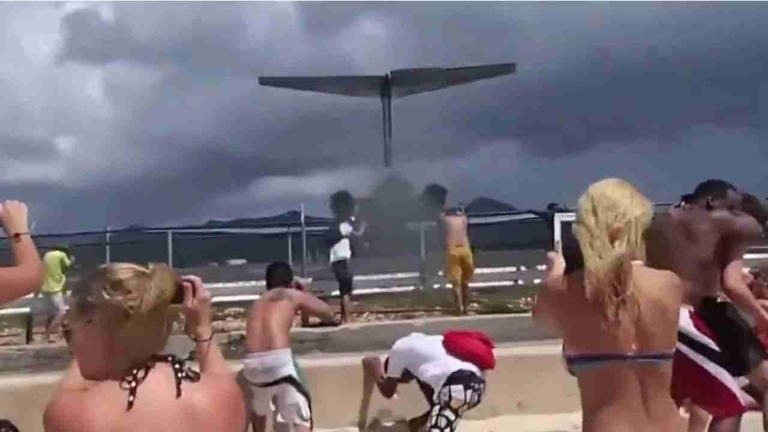 Praia da Loucura em Sint Maarten: Turistas Arrastados por Jato em Decolagem em Cenário Bizarro!