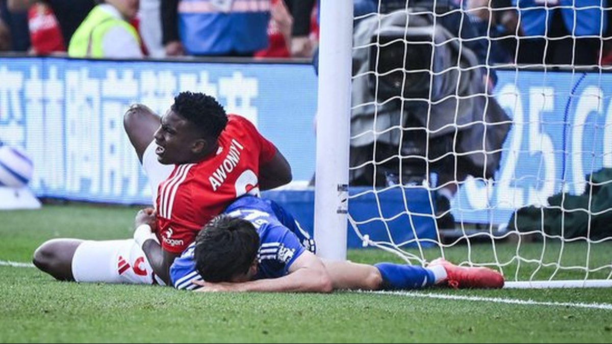 Drama no Futebol Inglês: Atacante Nigeriano em Coma Induzido Após Choque Brutal em Campo!