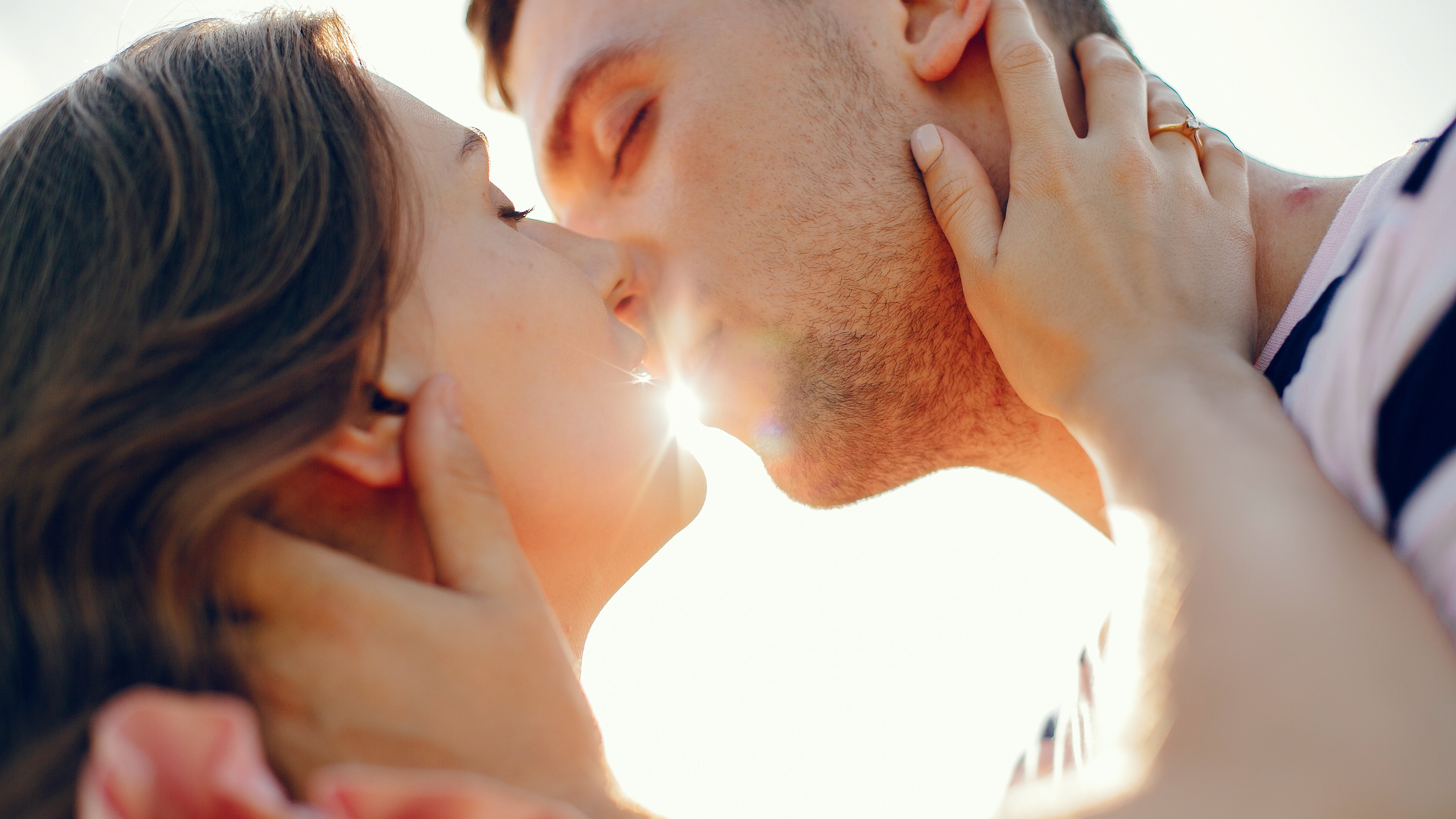 O poder de um beijo para o cérebro segundo a ciência