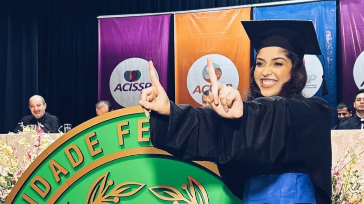 Formatura Solo: Aluna Conquista Diploma Inédito na UFLA e Viraliza!