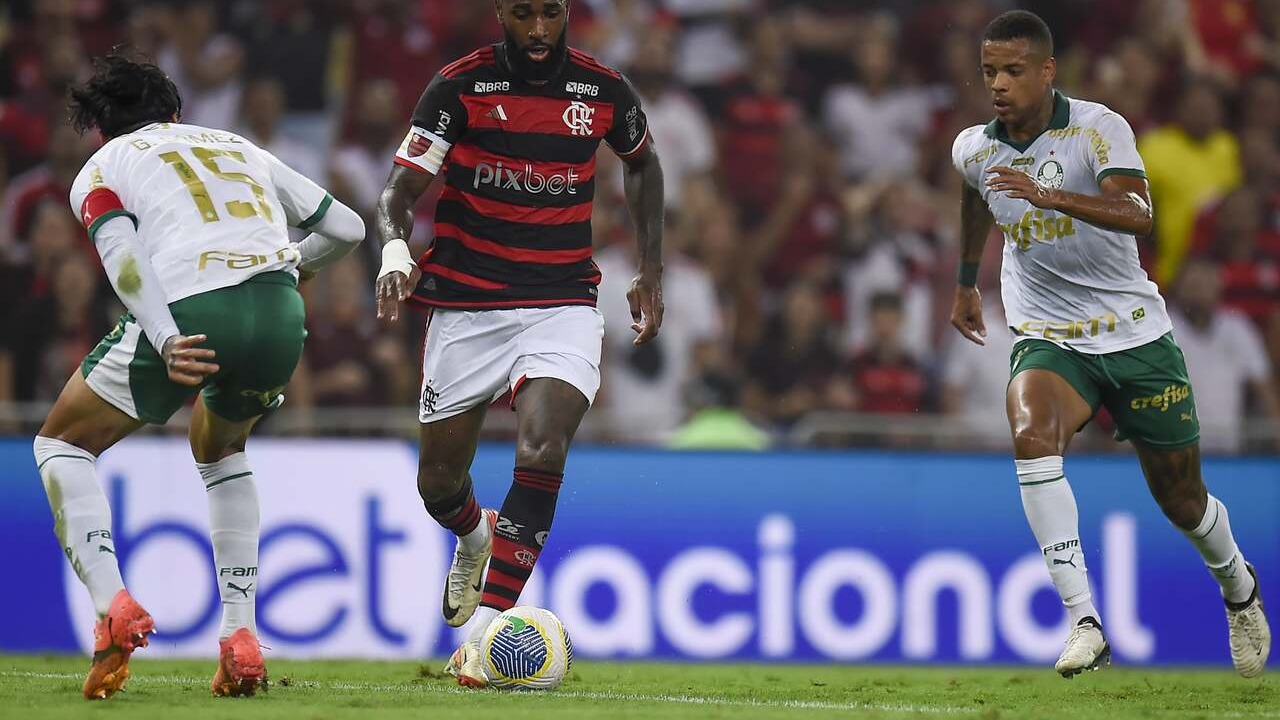 Flamengo supera Palmeiras e pressiona liderança do Brasileirão