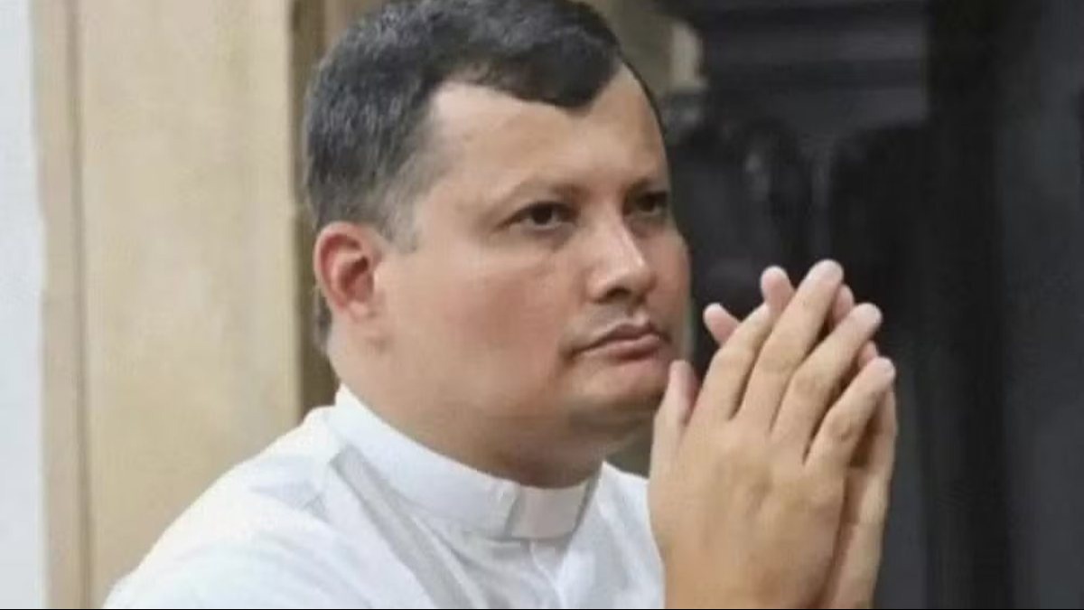 Padre desaparecido é encontrado preso em telhado após três dias