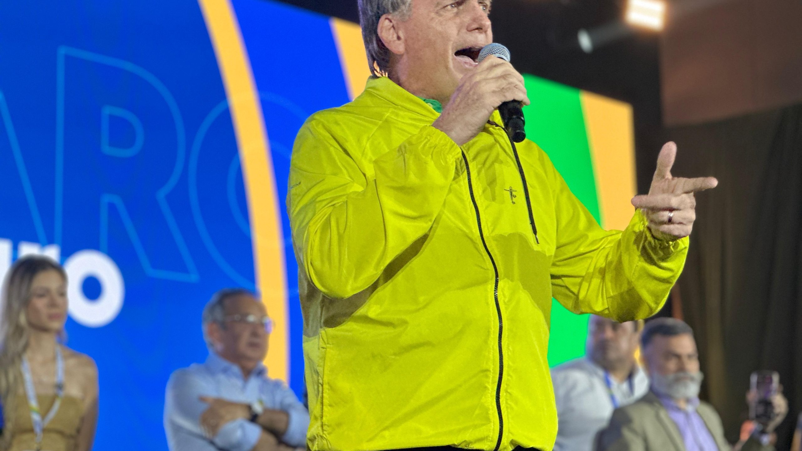 Bolsonaro demonstra fragilidade ao falar sobre afastamento do filho Eduardo nos EUA