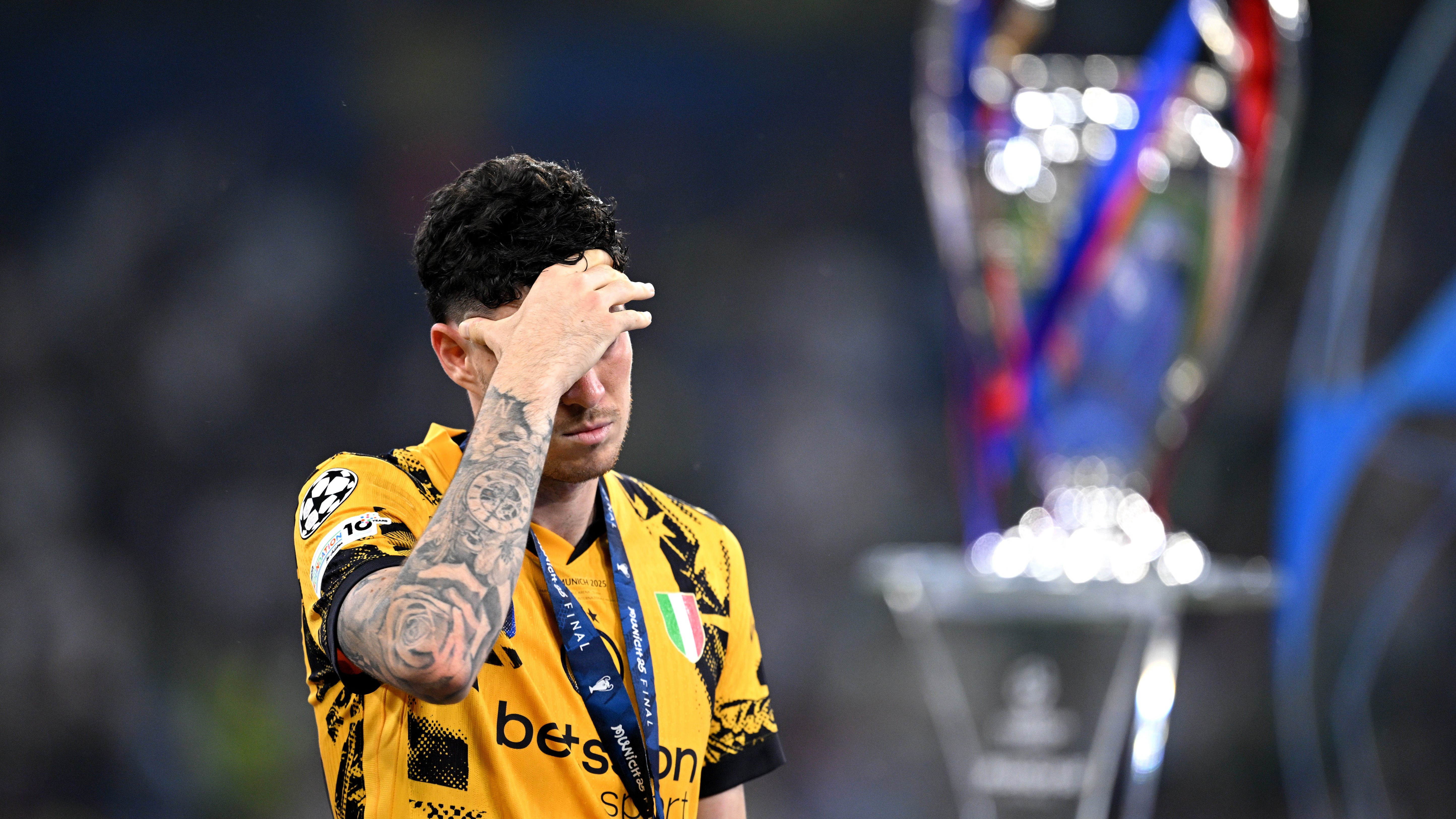 Torcedor solitário recebe Inter de Milão após vexame na Champions League