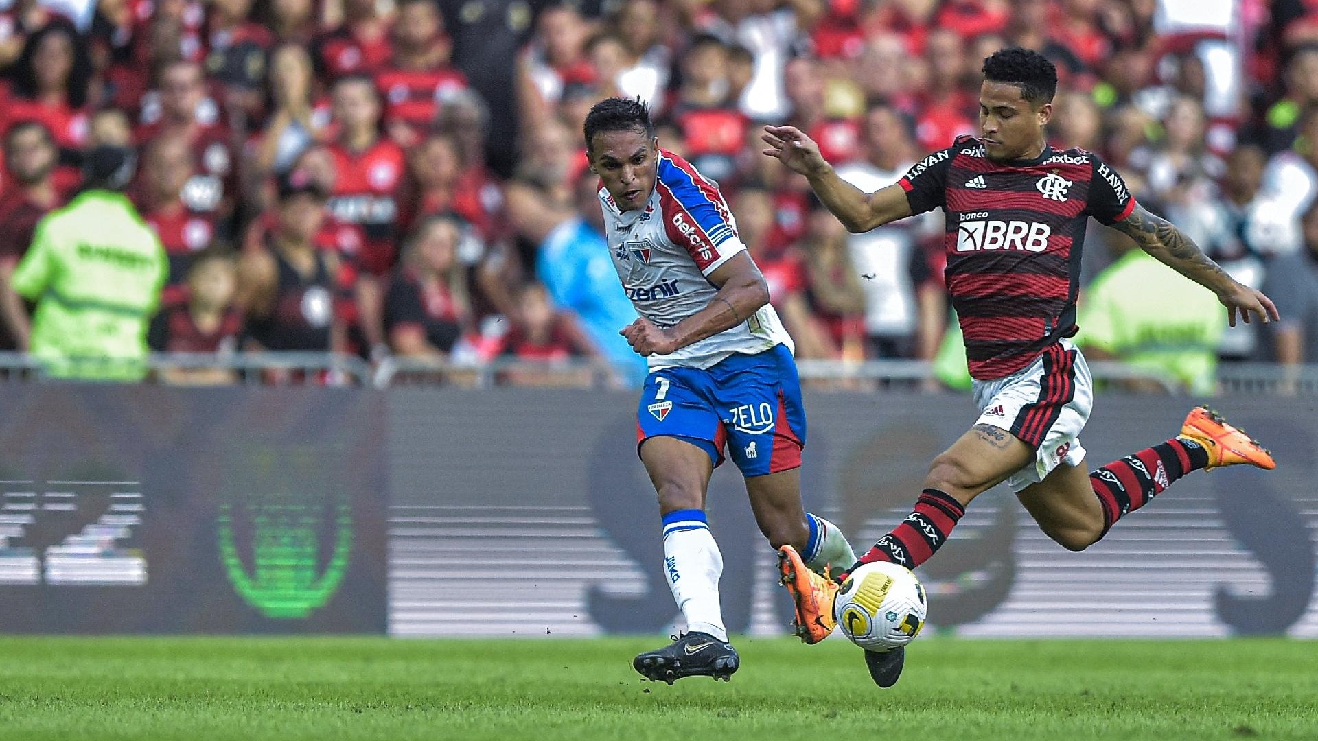 Flamengo esmaga Fortaleza e assume liderança isolada do Brasileirão
