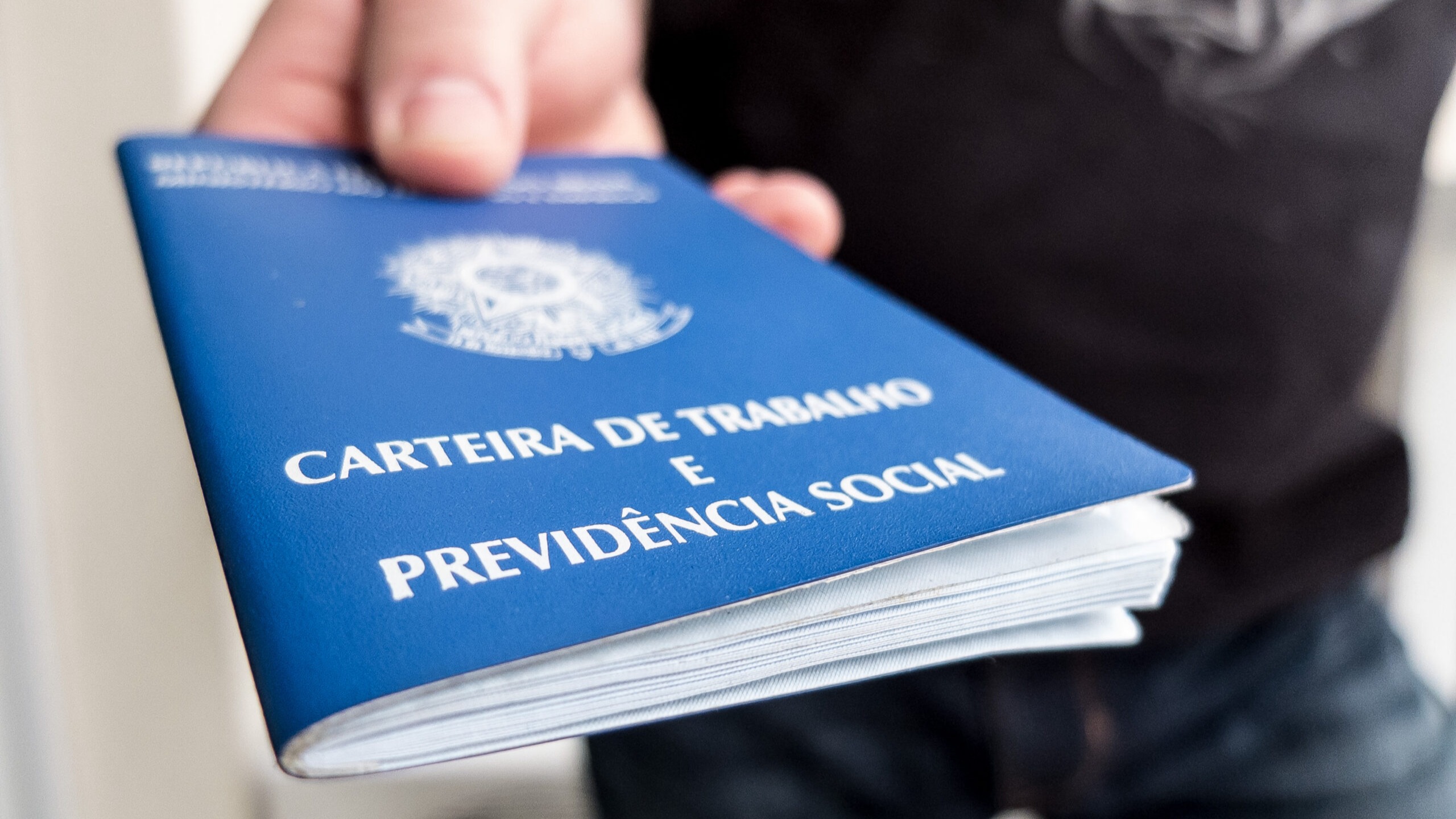 Prestadores de serviço da Prefeitura denunciam demissão sem direitos