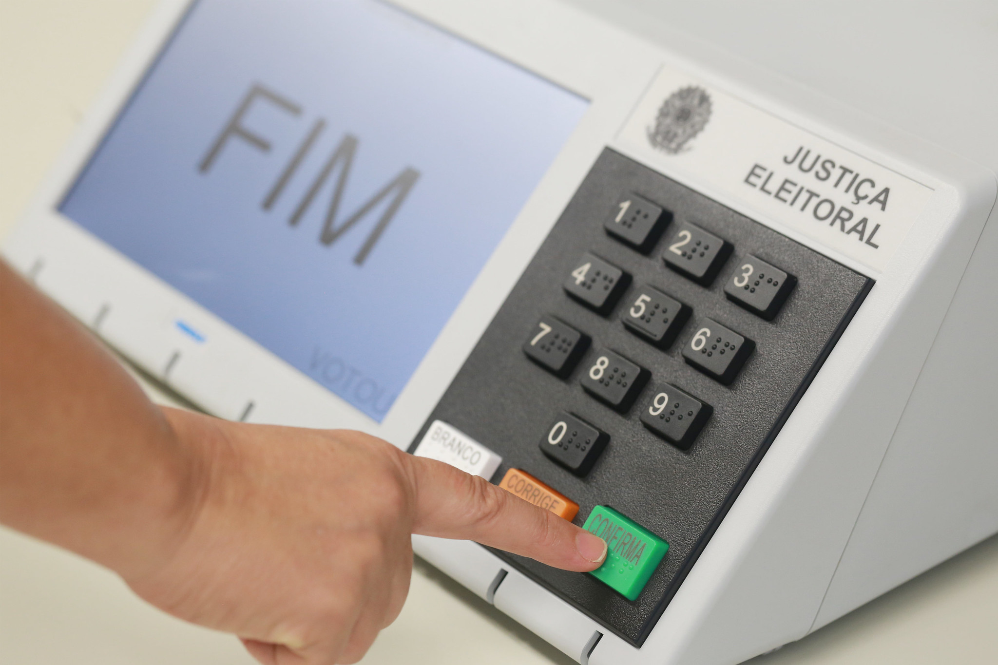 Imagem de destaque: Por Trás das Cortinas: O Que os Políticos Não Querem Que Você Saiba Antes das Eleições!
