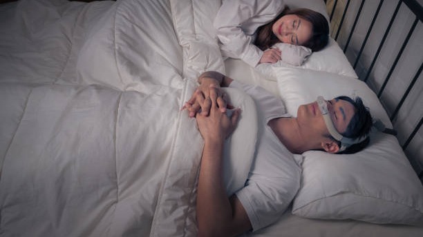 Entenda o que é Dormir com os Braços Cruzados: Entre o Subconsciente e a Saúde