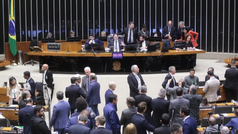 Bate-Cabeça em Brasília: Câmara Aprova Urgência para Suspender Decreto do IOF