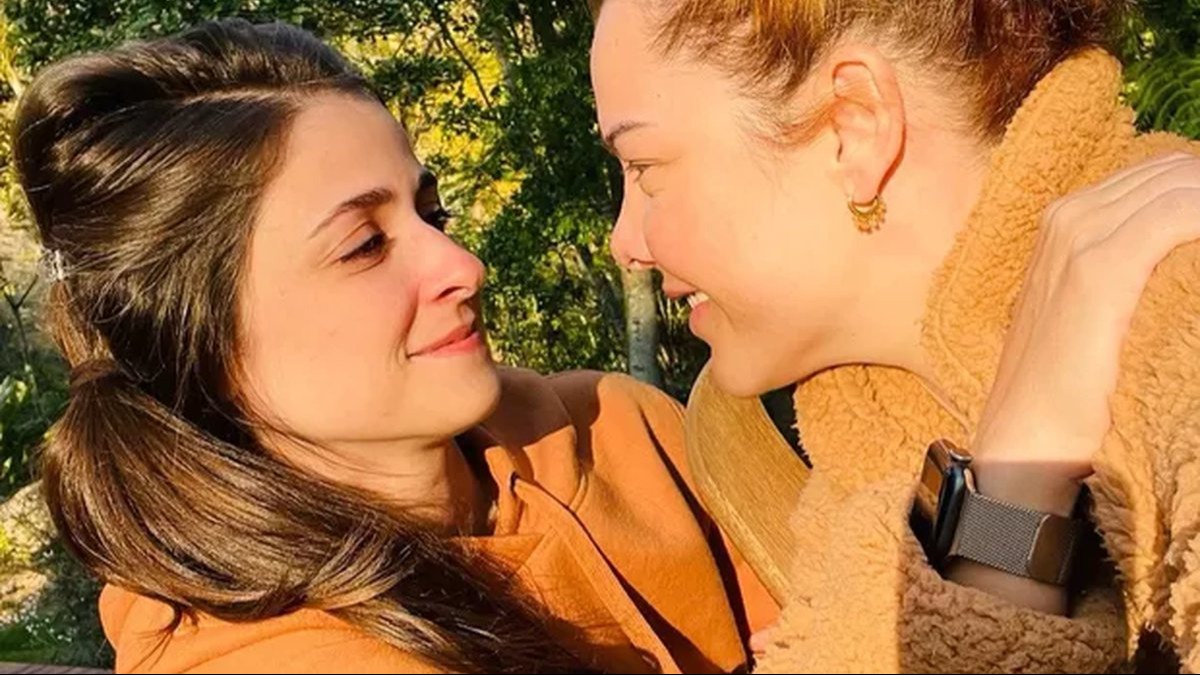 Amor na Areia: Fernanda Souza Posa Feliz com Namorada em Praia Paradisíaca