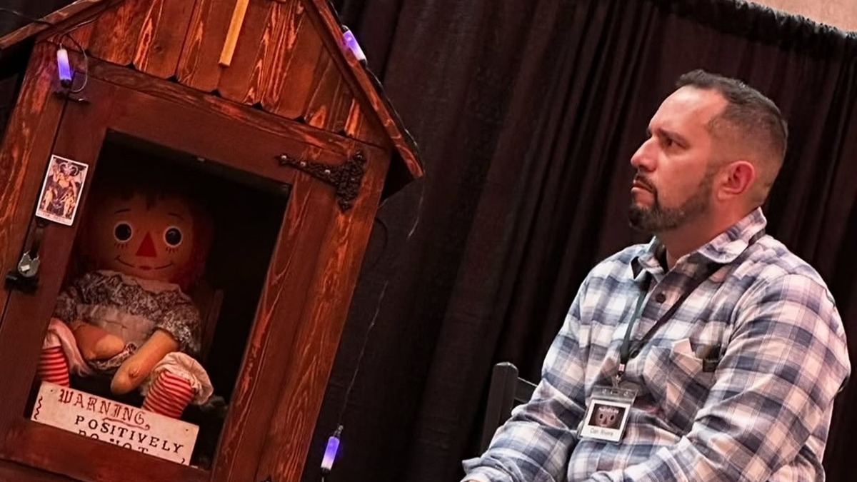 Morte Misteriosa: Investigador Paranormal com Réplica da Boneca Annabelle Morre de Repente!