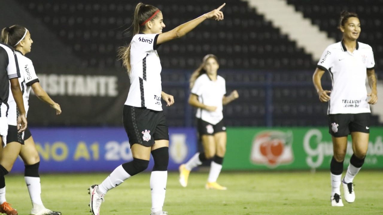 Botafogo e Corinthians brilham no futebol feminino: um passo de cada vez
