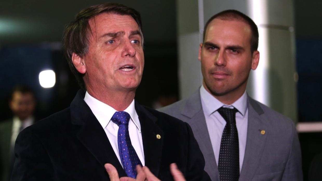 PF revela conversas de Bolsonaro e Malafaia com críticas e xingamentos a Eduardo.