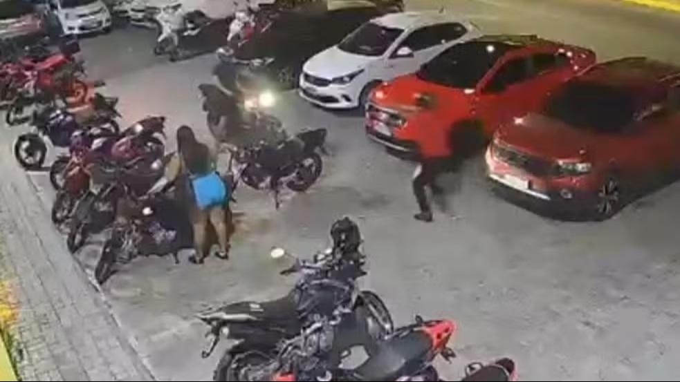 Imagem da notícia: Tensão na Calçada: Aluno de Academia é Executado em Emboscada; Policiais de Folga Capturam Suspeito