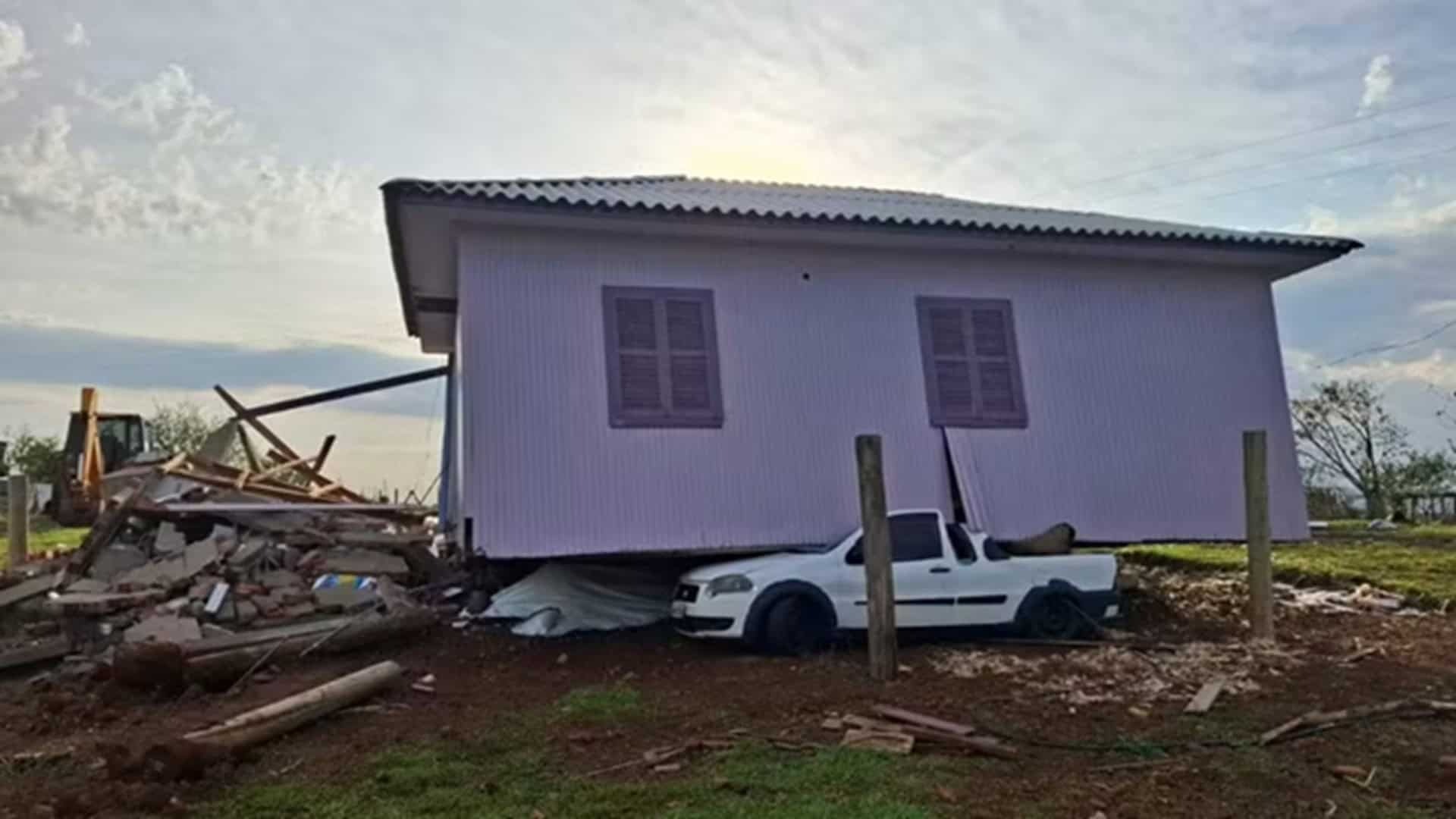 Imagem da notícia: Destruição Sem Precedentes: O Tornado Nível 3 que Devastou o Paraná, Deixou Mortos e Exige Alerta Máximo no Sul do País