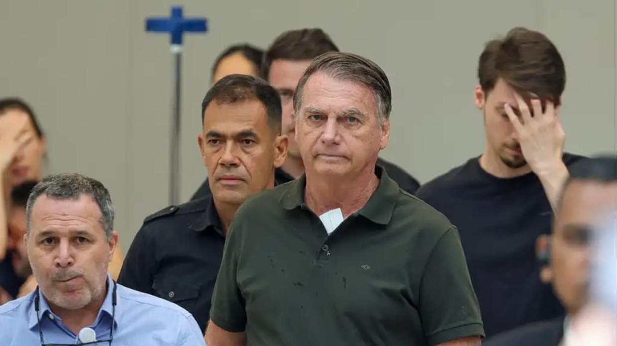 Imagem da notícia: Reta Final Jurídica: Bolsonaro Passa por Audiência de Custódia Após Condenação por Tentativa de Golpe