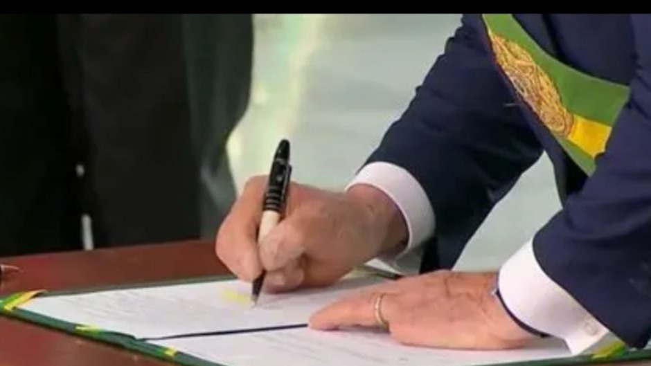 Imagem de destaque: Lula assina medida provisória e eleva piso nacional dos professores para R$ 5,1 mil em 2026