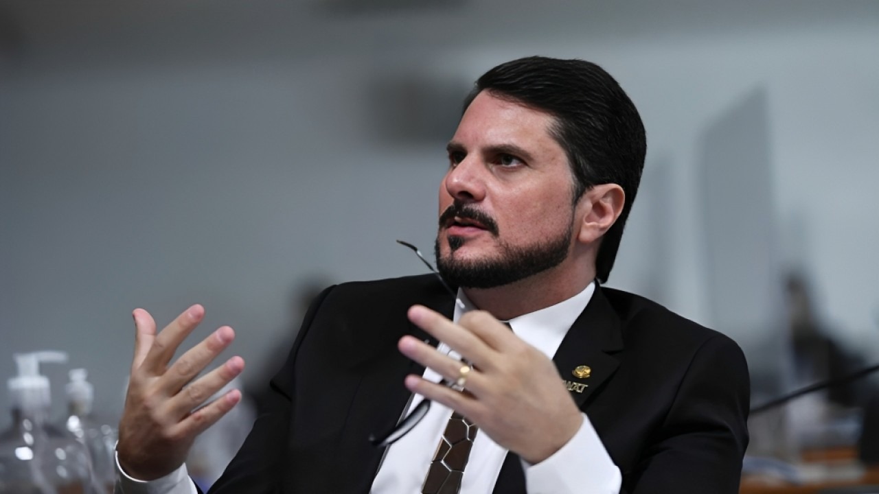 Moraes devolve eletrônicos a senador Marcos do Val