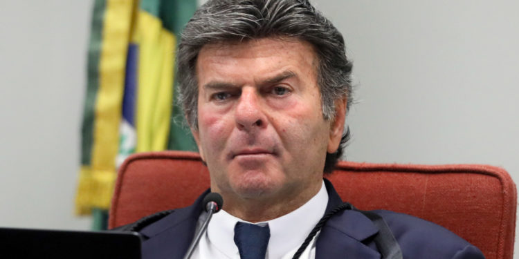 STF adia julgamento de envolvida em atos golpistas de 8 de janeiro