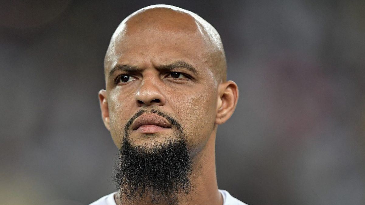 Felipe Melo manda o papo pros jogadores da seleção após Rafhinha