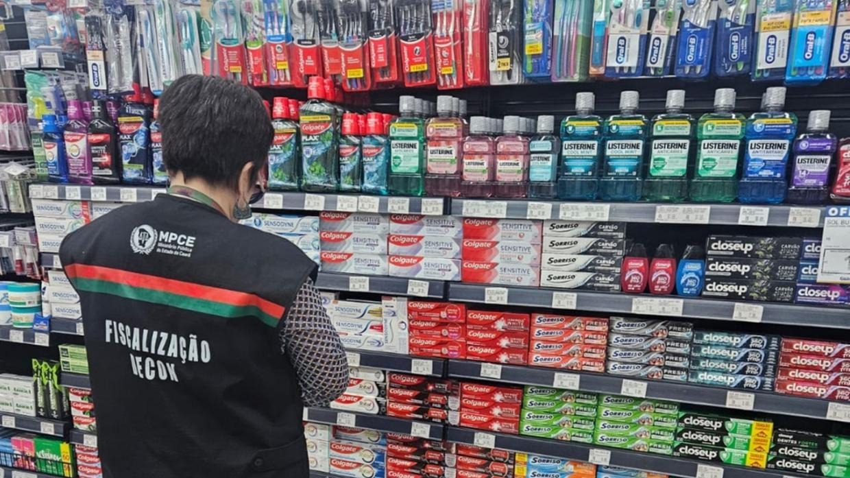 Farmácias de Fortaleza autuadas por venda irregular de creme dental Colgate suspenso pela Anvisa