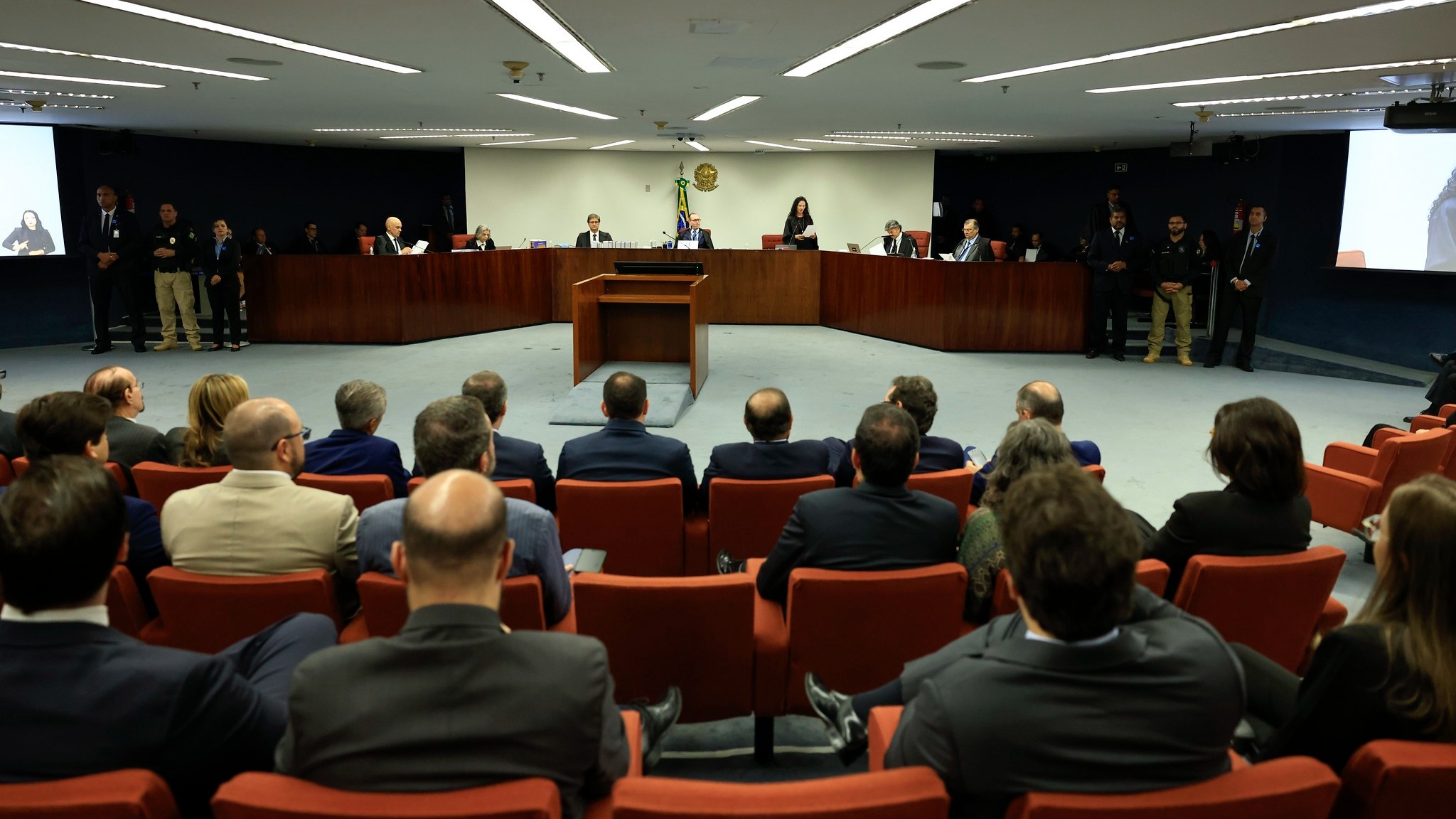 Tentativa da oposição para beneficiar Bolsonaro com a  PEC do Foro