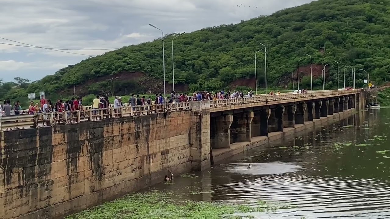 Carro capota em passagem molhada e é destruído em Quixeramobim