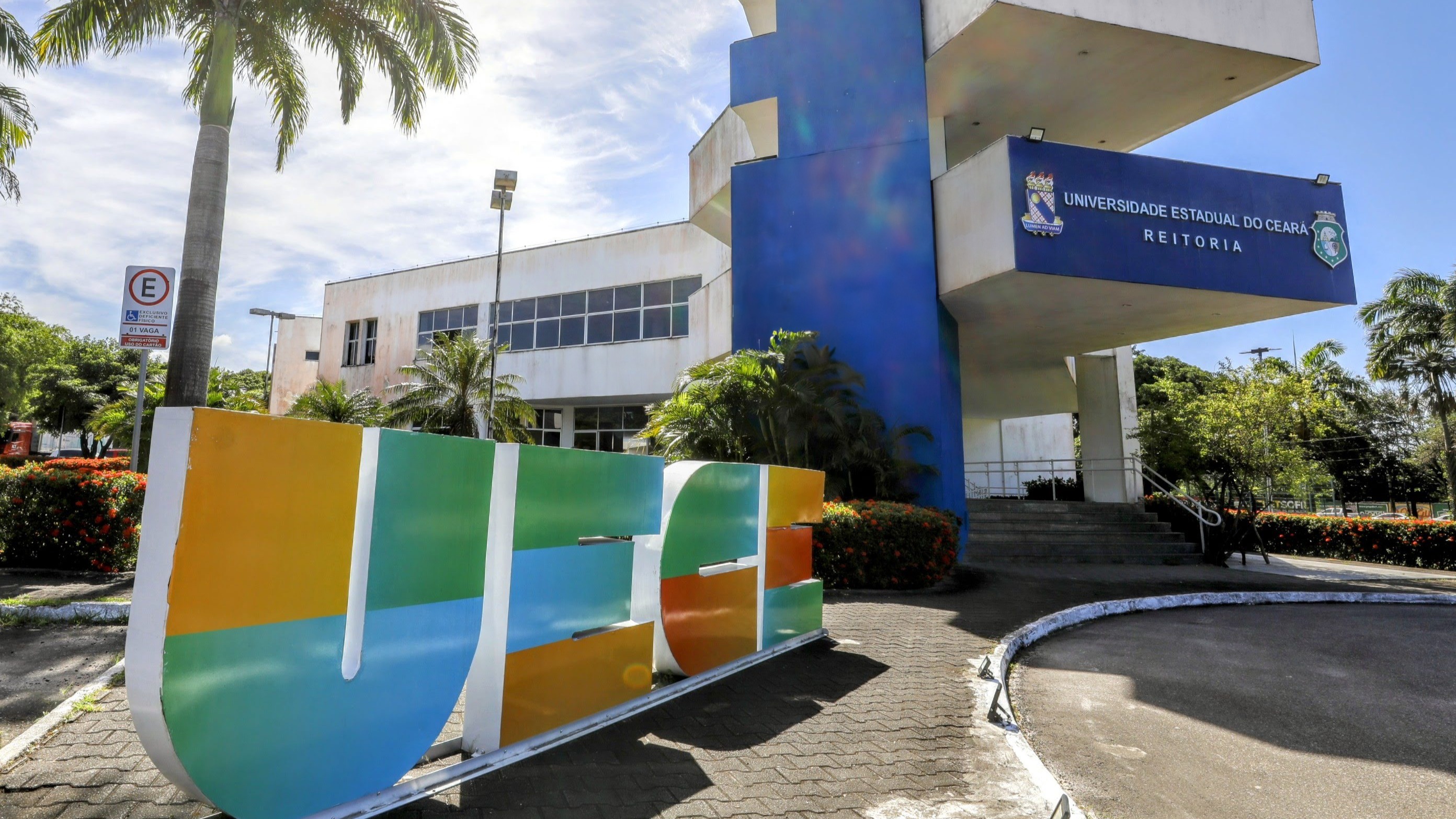 Uece abre vagas para monitores e professores em projeto com a Prefeitura de Fortaleza