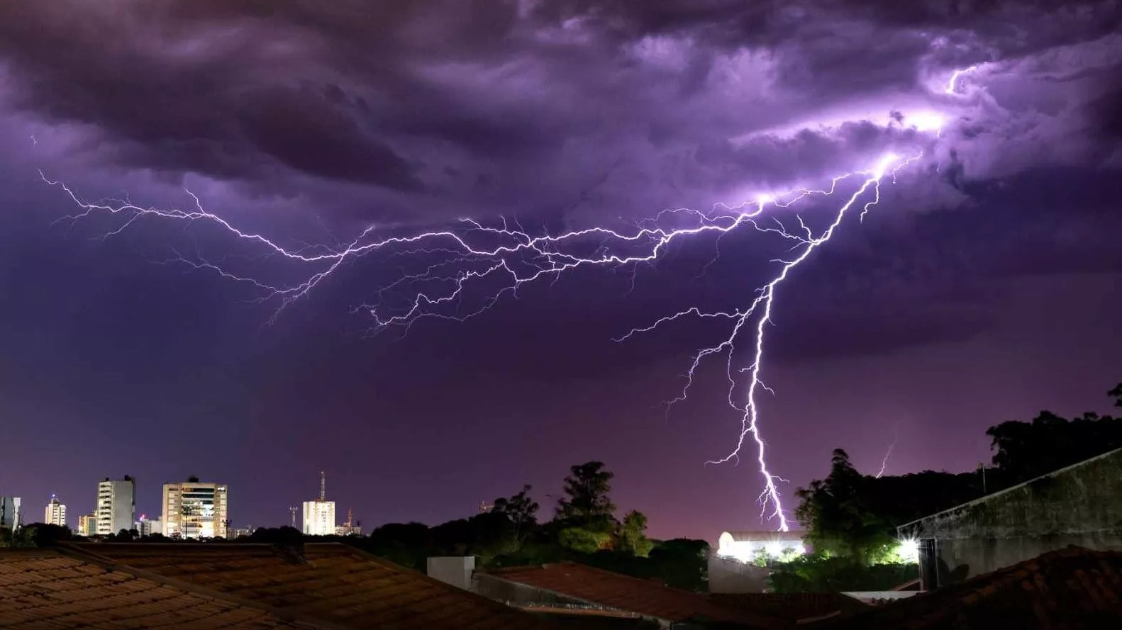 Temporal Surpreende Porto Alegre: Combinação Explosiva de Fatores Climáticos Causa Chuva Intensa e Ventos Fortes
