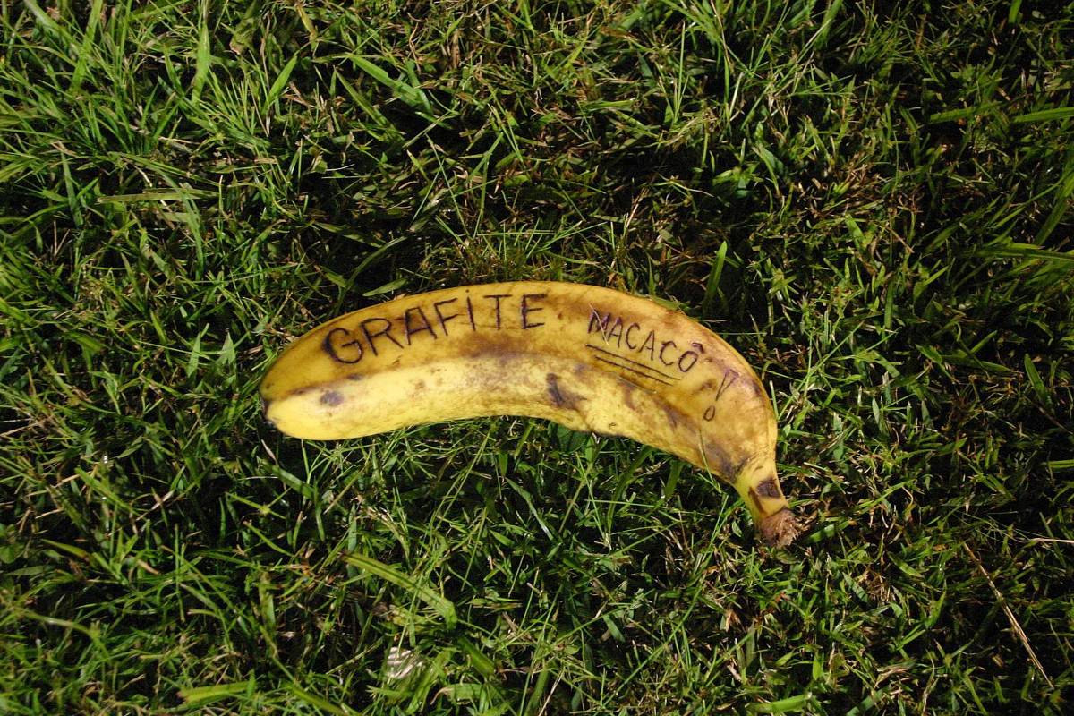 Racismo mancha jogo feminino: Banana arremessada no banco do Sport gera revolta e ação da CBF