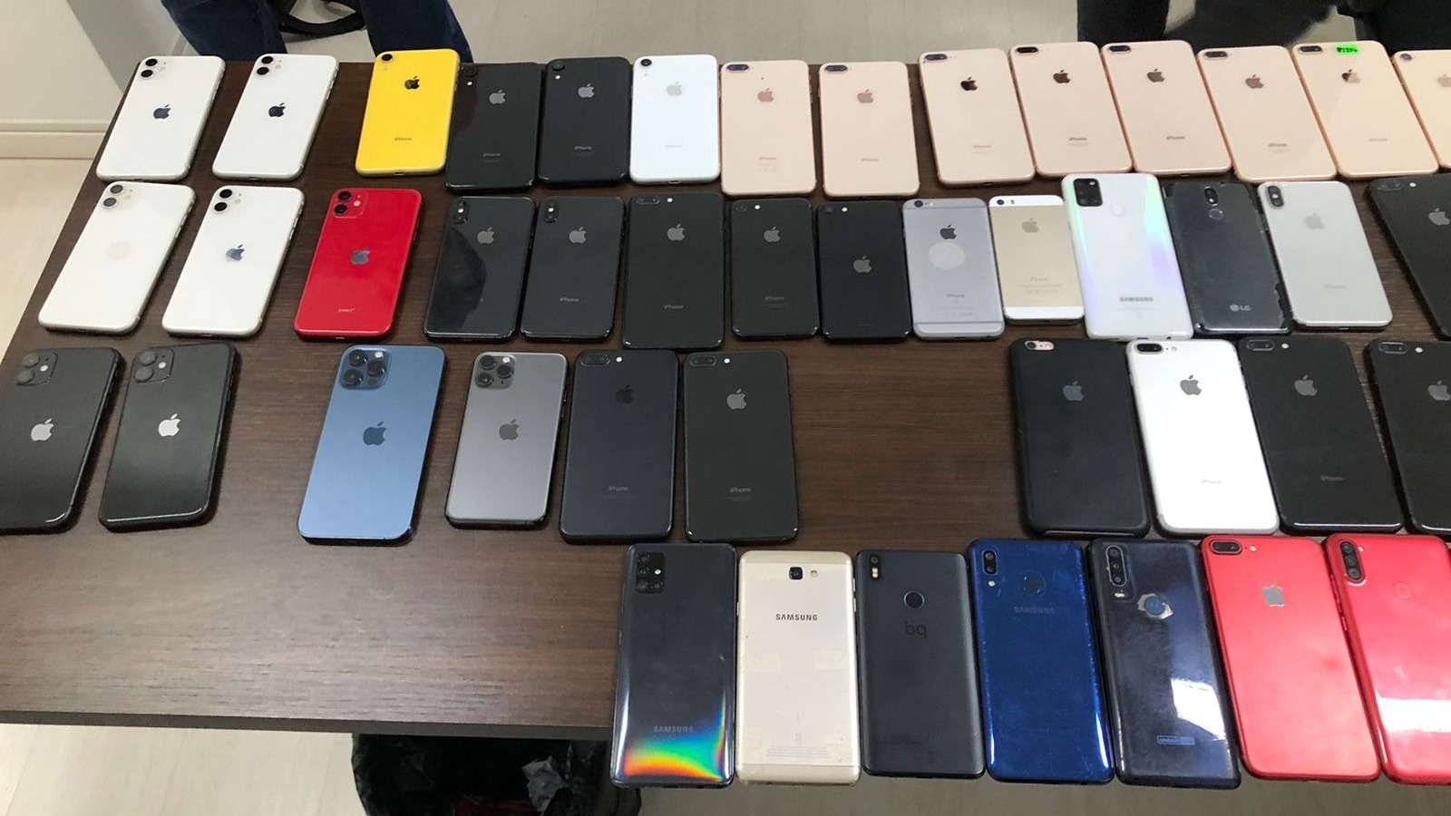 Medidas rigorosas contra roubos de celulares ganham urgência no Brasil